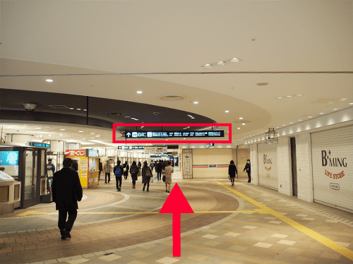 階段を下りたら、横浜SOGOが見えるまで直進します。